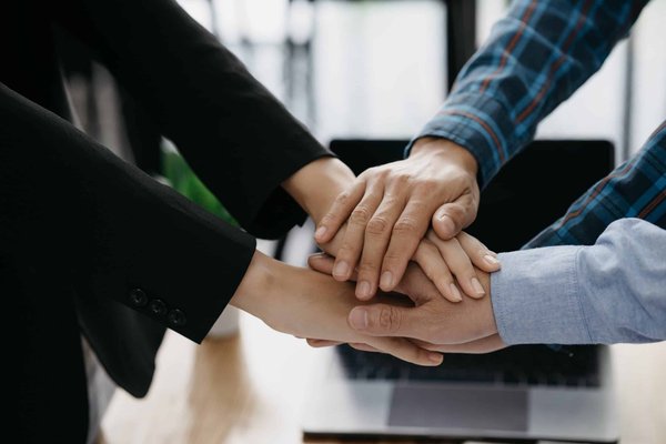 How to Match Your Manicure with Your Jewelry for an Outstanding Professional Look?